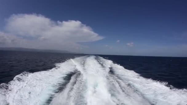 The boat floating in the blue Dnieper waters. — Stock Video