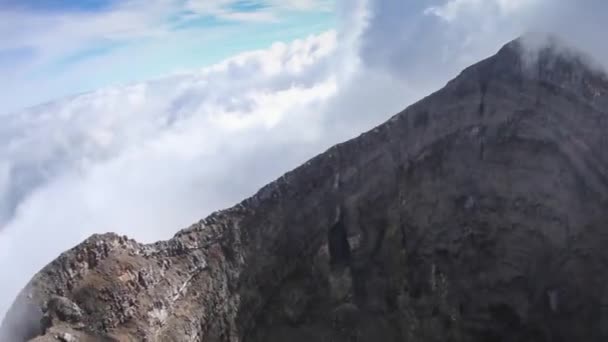 Kosta Rika'nın Arenal yanardağ klasik koni şeklinde. — Stok video