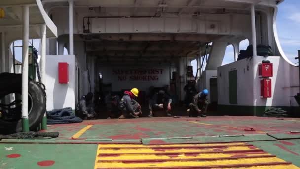 Hombre carpintero usando un martillo grande golpeando un clavo en la madera en su taller — Vídeos de Stock