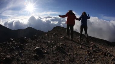 Sonbahar ya da kış doğa erkek ve kadın yürüyüşçü dağda hiking trail.
