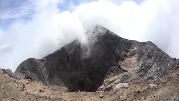 La classica forma a cono del vulcano Arenal in Costa Rica . — Video Stock