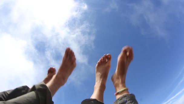 Sentirse relajado y dejar que los pies desnudos de aire en el sol . — Vídeos de Stock