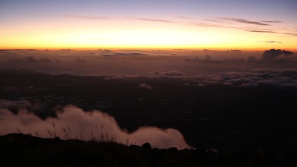 Puesta de sol con hermoso cielo azul — Vídeos de Stock