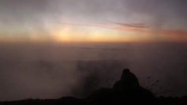 üstünde tepe-in rock rahatlatıcı ve günbatımı zevk uzun yürüyüşe çıkan kimse