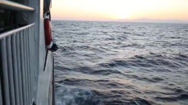 Mavi Dinyeper sularında yüzen tekne.