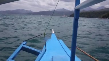 Mavi Dinyeper sularında yüzen tekne.