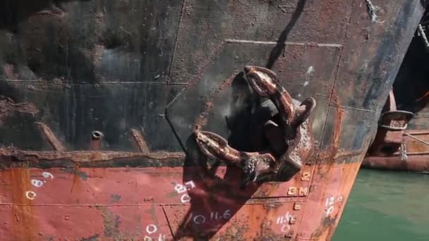 Крупним планом великий якір з поромного човна — стокове відео