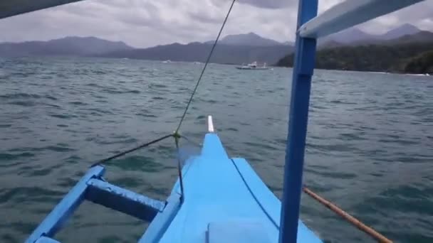 La barca galleggia nelle acque blu del Dnieper. — Video Stock