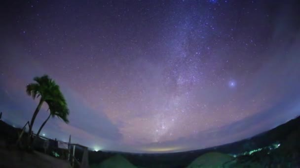 Maand op een achtergrond ster hemel weerkaatst in de zee. — Stockvideo