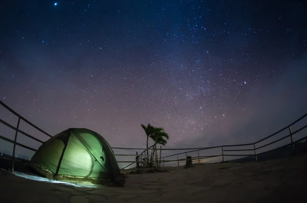 Mês em um céu de estrela de fundo refletido no mar. — Fotografia de Stock