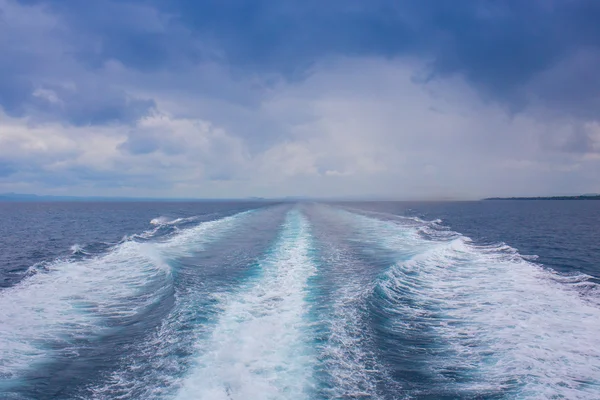 The boat floating in the blue Dnieper waters. — Stock Photo, Image