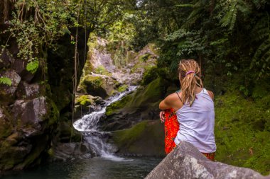 Ormanda Bali, Endonezya Nehri üzerinde köprü