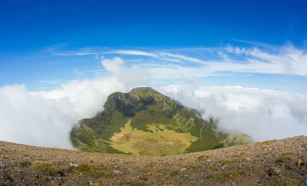 Kráter sopky Bromo v době východu slunce. Indonésie — Stock fotografie