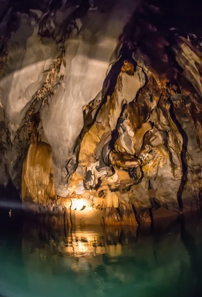 Unik bild av Puerto Princesa subterranean underjordiska floden från inuti — Stockfoto