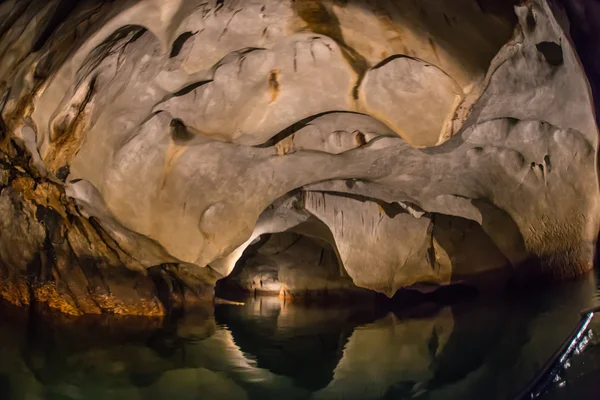 Imagen única del río subterráneo de Puerto Princesa desde el interior Imagen de stock