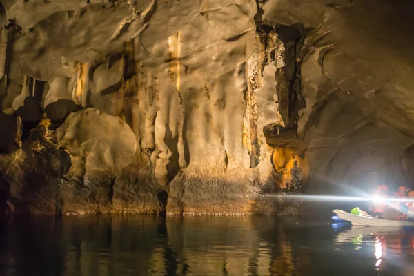 Uniek beeld van Puerto Princesa ondergrondse ondergrondse rivier van binnen — Stockfoto