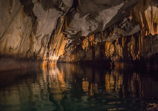 Imagen única del río subterráneo de Puerto Princesa desde el interior Fotos de stock