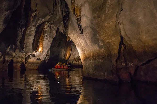 Uniek beeld van Puerto Princesa ondergrondse ondergrondse rivier van binnen — Stockfoto