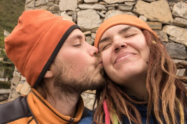 Loving couple on a journey — Stock Photo, Image