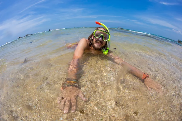 Šťastný muž potápění v plavání masku a šnorchl. Vtipný obrázek. — Stock fotografie