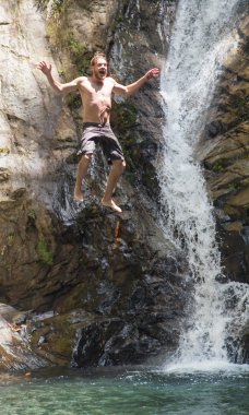 şelale içinde atlama
