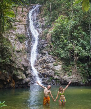 Çift nehir tarafından şelale banyo keyfi