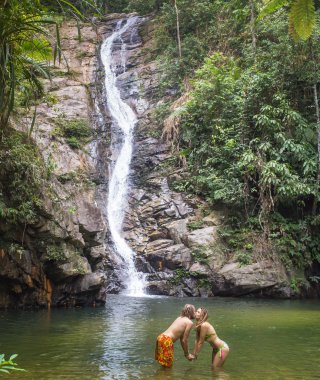 Çift nehir tarafından şelale banyo keyfi