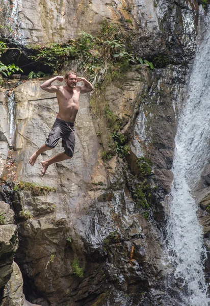 Saltar en la cascada — Foto de Stock