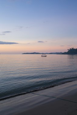 Okyanusun üzerinde harika bir gün batımı,