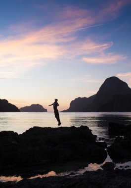 Günbatımı zamanı kadar ellerine adamla