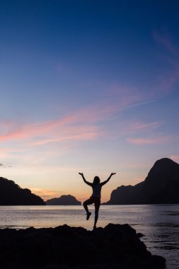 dertsiz kadın günbatımında dans