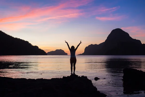 Femme insouciante dansant au coucher du soleil — Photo