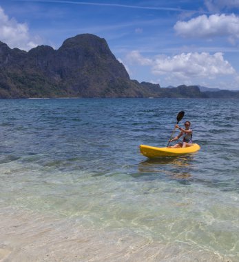 портрет дівчинки в каяк