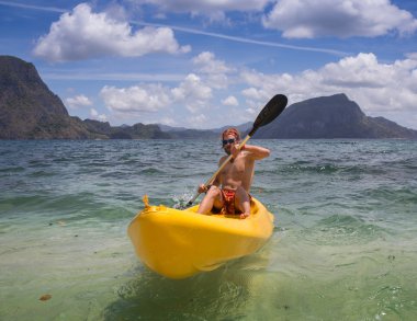Gençler kürek Kayık içinde
