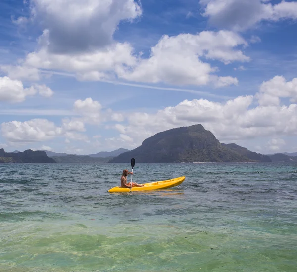 Gençler kürek Kayık içinde