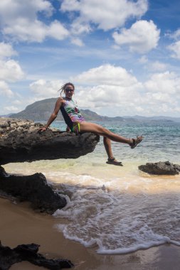 Genç Bayan tatil tropikal resort otelde tutmak.