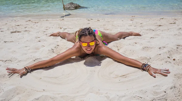 Wanita muda berolahraga di pantai di resor eksotis — Stok Foto