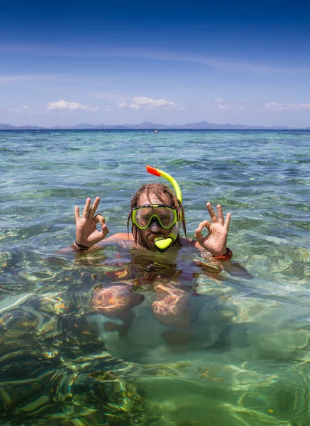 Genç adam net sığ tropikal denizde dalış — Stok fotoğraf