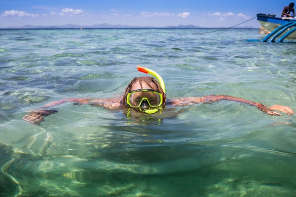 Genç adam net sığ tropikal denizde dalış — Stok fotoğraf