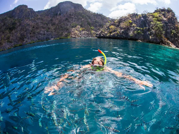 若い男が透明な浅い熱帯海でシュノーケ リング — ストック写真