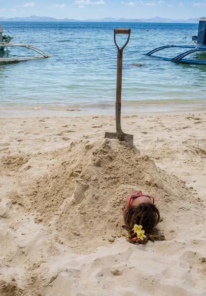 Reaxing 在异国风情度假村海滩上的年轻女子 — 图库照片