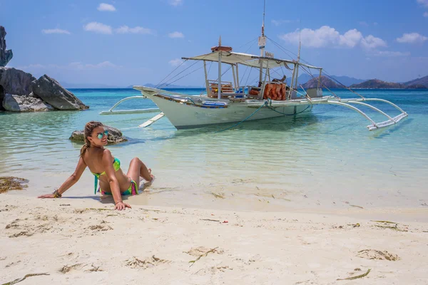 Молодая женщина отдыхает на пляже на экзотическом курорте — стоковое фото