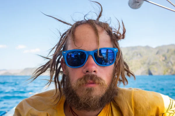 Uomo rilassante sulla spiaggia, vista sull'oceano — Foto Stock