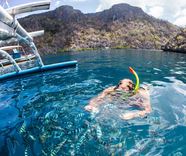 若い男が透明な浅い熱帯海でシュノーケ リング — ストック写真