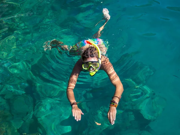 Žena s maskou šnorchlování v čisté vodě — Stock fotografie
