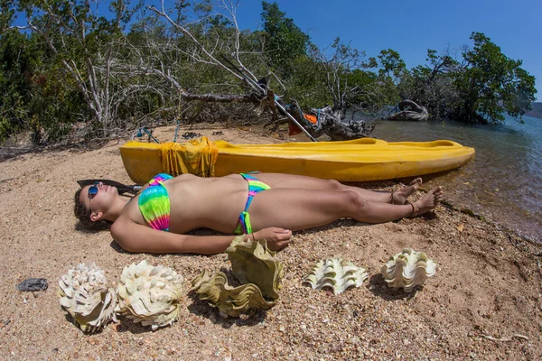 Jeune femme pagayant dur le kayak de mer avec beaucoup d'éclaboussures — Photo
