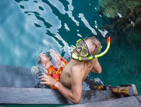 A fiatalember snorkeling a tiszta sekély trópusi tenger — Stock Fotó