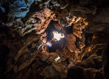 Dağ mağarada Taldinsky