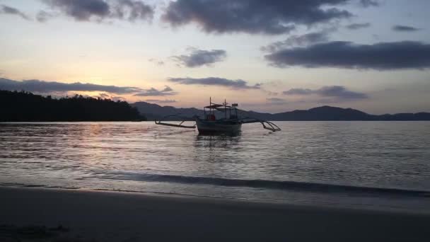 Чудовий захід сонця над океаном, де плавають човни — стокове відео