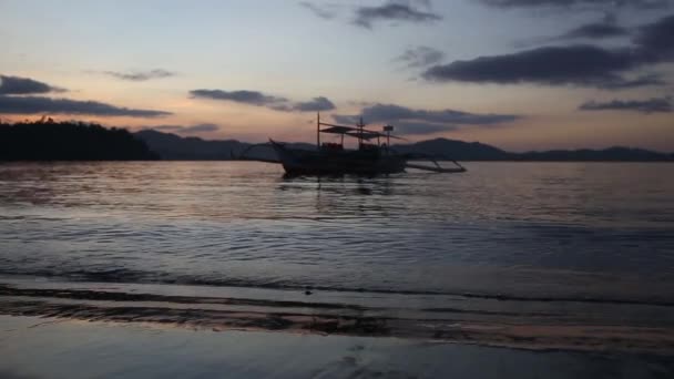 Underbar solnedgång över havet, där segling båt — Stockvideo